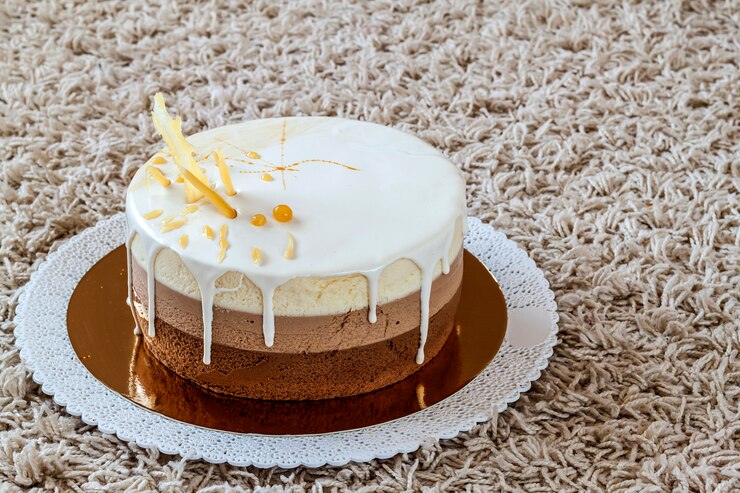 delicioso-bolo-de-aniversario-de-marmore-caseiro-de-chocolate-decorado-com-listras-coloridas_127089-3299